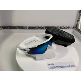 Oakley Radar Path white sunglasses / Blue lenses